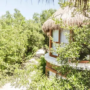 Mamasan Treehouses & מלון טולום